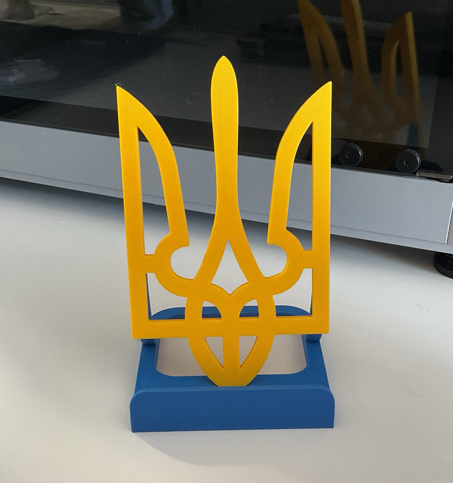 Герб України — підставка під телефон