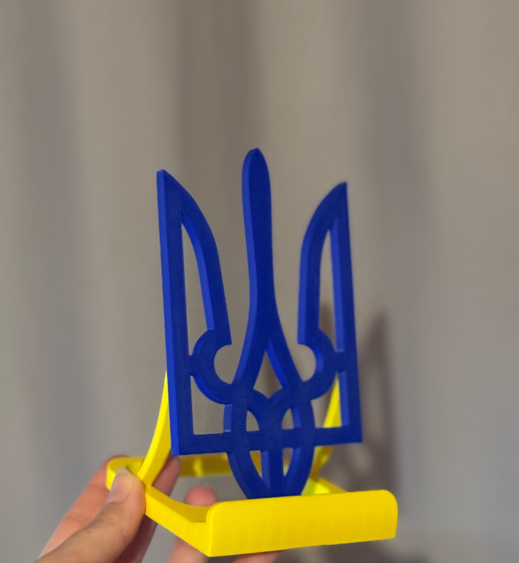 Герб України — підставка під телефон